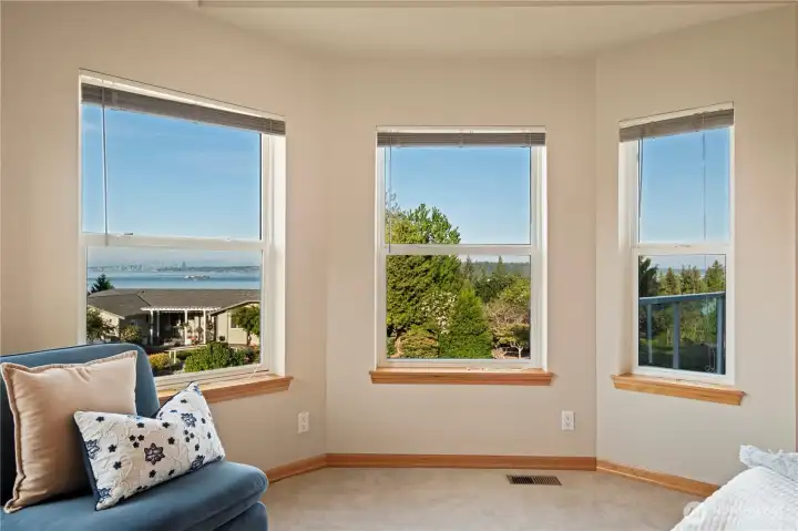 On this side, wake up and enjoy the views of the city - with a peak-a-boo of Mt. Baker! On this side, wake up and enjoy the views of the city - with a peak-a-boo of Mt. Baker!