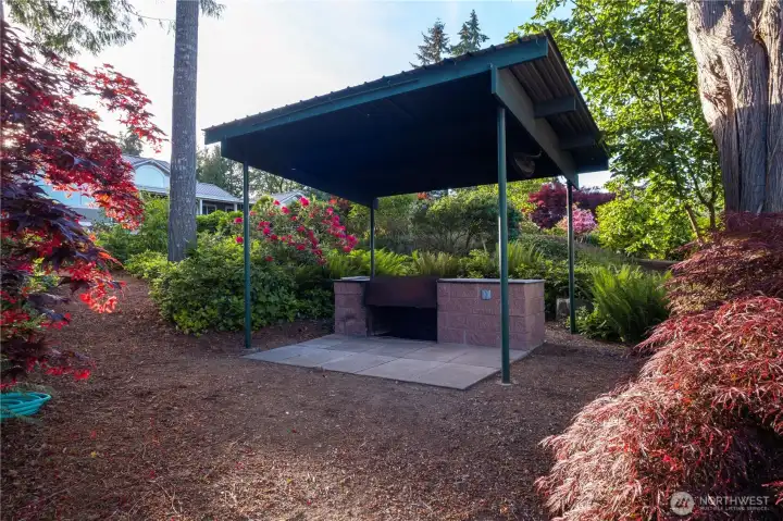 Built in BBQ just off the garage. Built in BBQ just off the garage.
