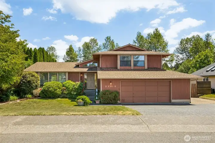 Northpeak Crest! A desirable neighborhood on the East Hill of Kent ... this fantastic tri-level with amazing private backyard, oversized garage and RV parking is waiting for you.