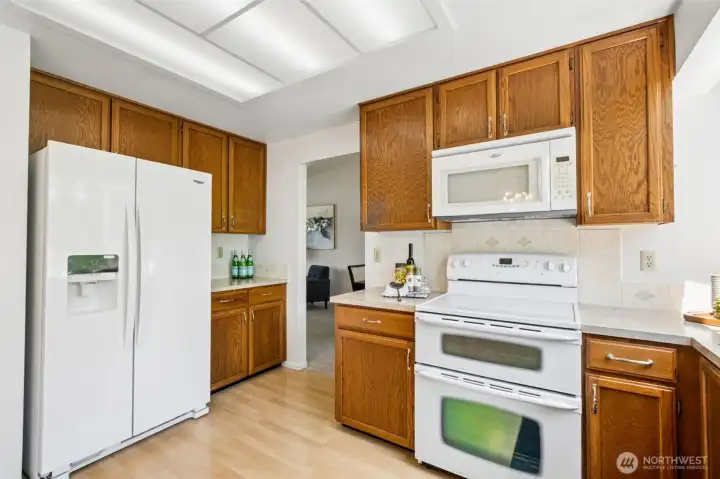 All appliances are stay, including the fridge!
