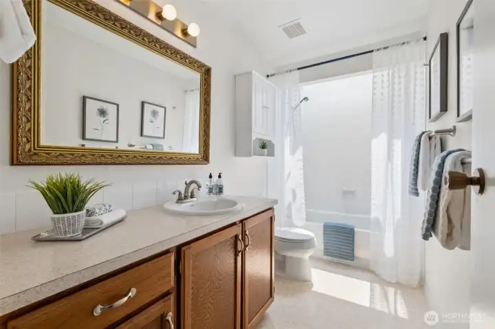 Upper level full hall bathroom