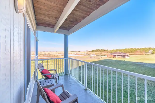 Beautiful views over the dunes to the ocean from this 2nd floor balcony