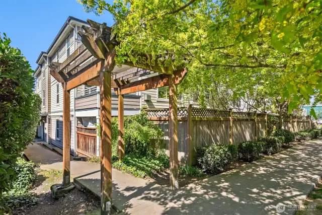 Welcome to Medallion Condos—a charming 12-unit community just minutes from Northgate and the Link Light Rail.