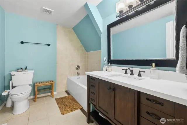 Upper level full bath off the primary suite!