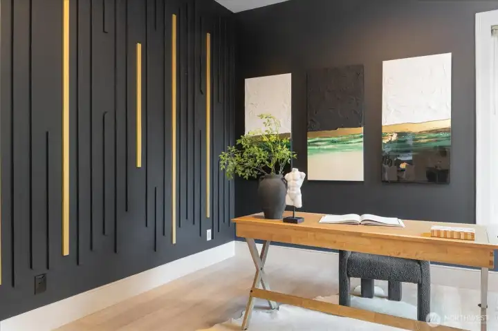 Impressive wall application in main floor den