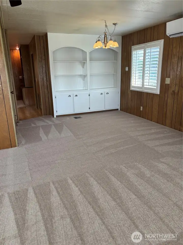 Dining room with BRAND NEW carpet