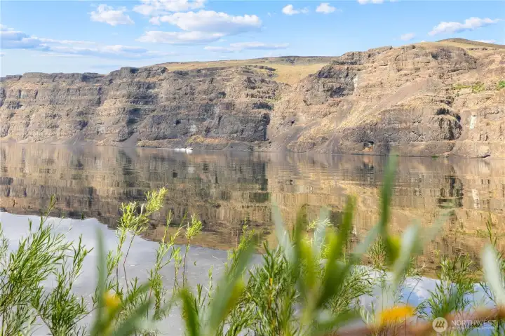View from the beach of the Basalt Mt. and the Columbia River.