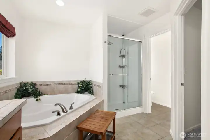 Main 5-piece bathroom.
