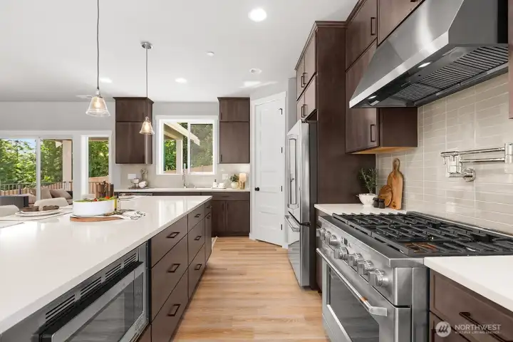 Photographs are for illustrative purposes only. Features, finishes, interior/exterior colors, landscaping and floorplan shown may vary from actual homes built