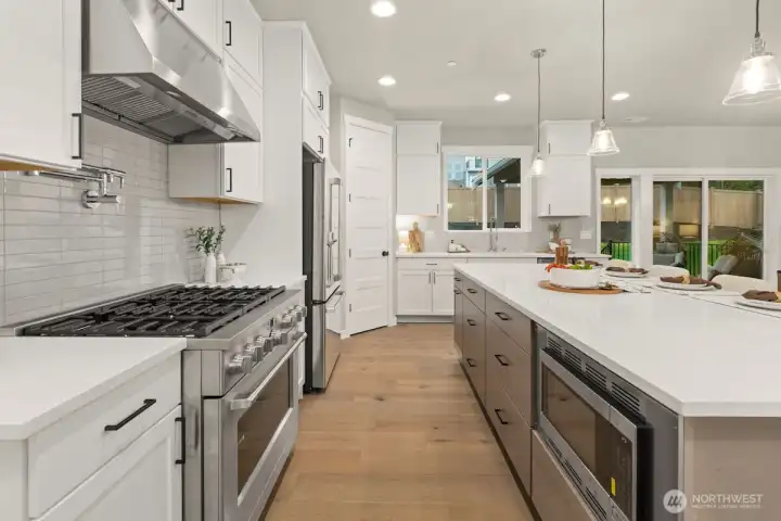 Photographs are for illustrative purposes only. Features, finishes, interior/exterior colors, landscaping and floorplan shown may vary from actual homes built