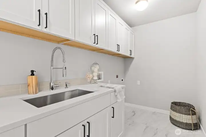 Photographs are for illustrative purposes only. Features, finishes, interior/exterior colors, landscaping and floorplan shown may vary from actual homes built