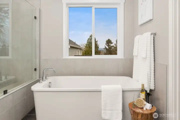 Photographs are for illustrative purposes only. Features, finishes, interior/exterior colors, landscaping and floorplan shown may vary from actual homes built