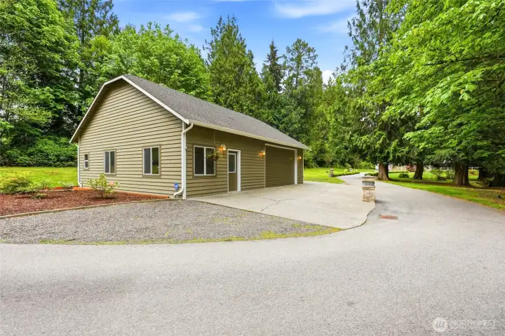 Detached garage w/ MIL