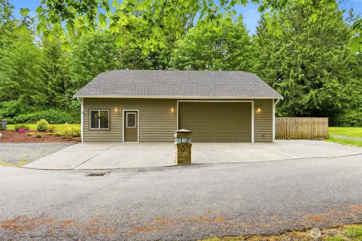 Detached garage w/ MIL