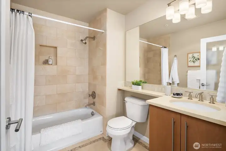 Remodeled en suite full bath. Remodeled en suite full bath.