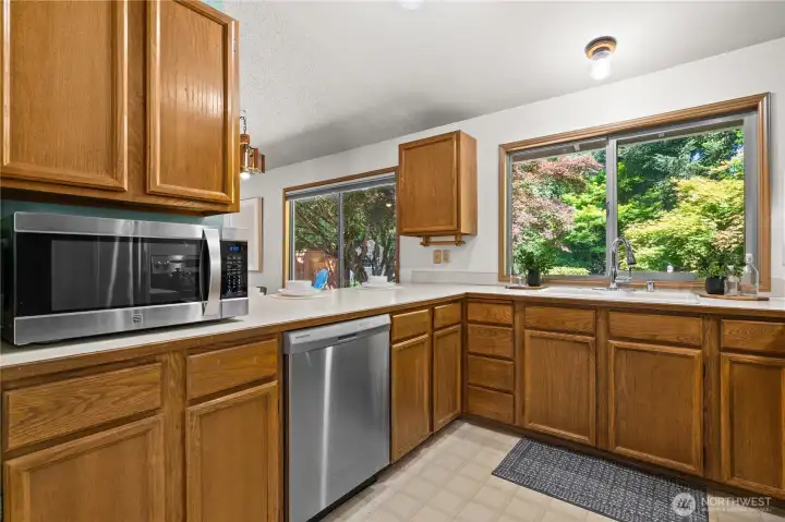 Solid oak cabinets and stainless appliances are included for move-in-ready ease. Solid oak cabinets and stainless appliances are included for move-in-ready ease.