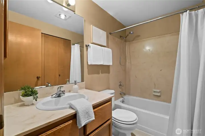 The hall bathroom - serving bedrooms 2&3 The hall bathroom - serving bedrooms 2&3