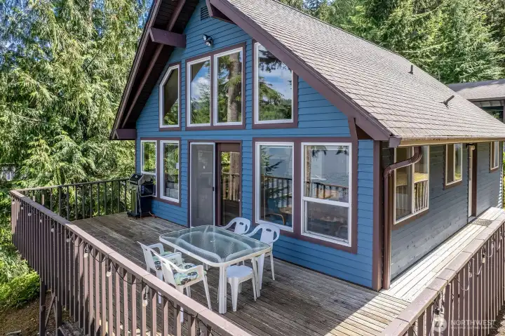 Large deck for hosting.