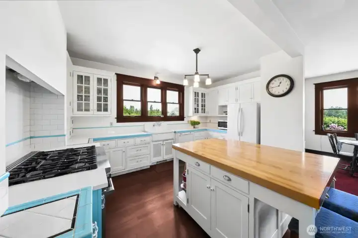 Kitchen with island. Gas stove.