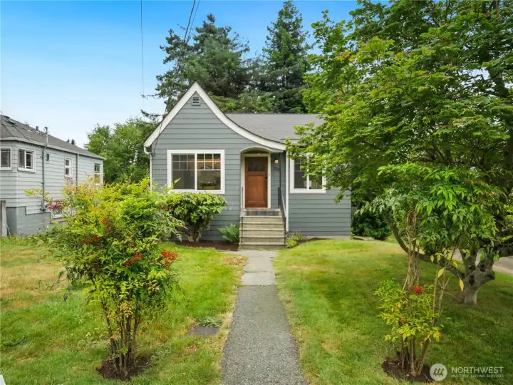 Welcome home to this updated charmer! Welcome home to this updated charmer!
