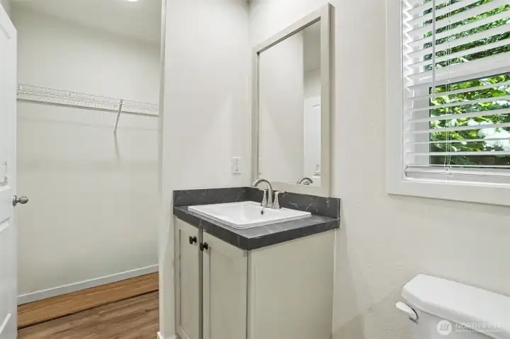 Primary bedroom en suite bath without virtual staging Primary bedroom en suite bath without virtual staging