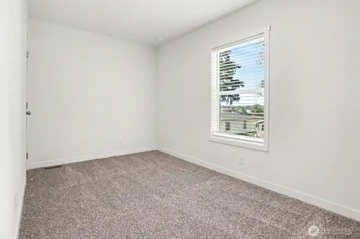 Additional bedroom without virtual staging Additional bedroom without virtual staging