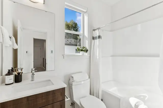 Full bathroom en suite to additional bedroom.