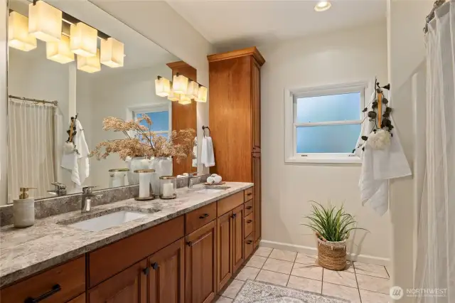 Main floor en-suite  primary bathroom