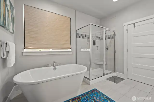 Huge soaking tub!