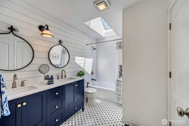 Upstairs Full Bathroom