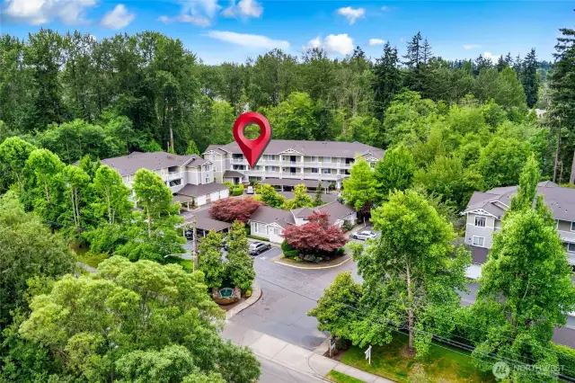 Welcome to Woodlands. Well-maintained HOA includes a clubhouse and sports court, plus strong reserves. Investors welcome—no rental cap!