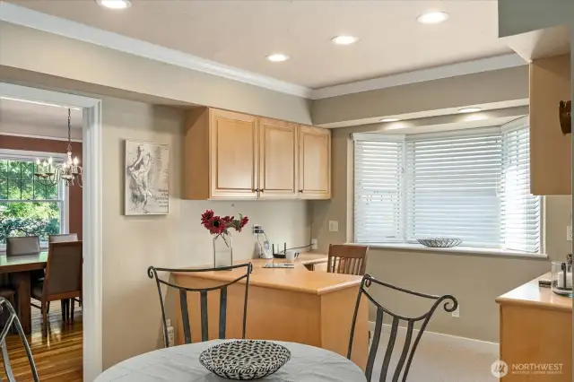 Great project space located next to kitchen