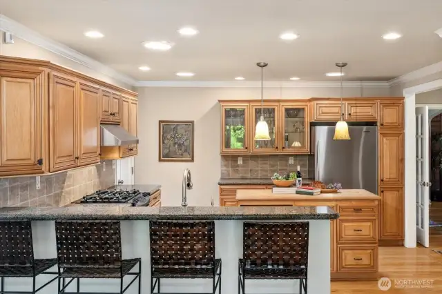 Kitchen with bar for the non-chefs in your group