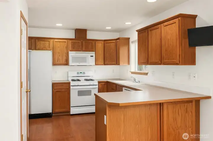 Kitchen w Breakfast Bar