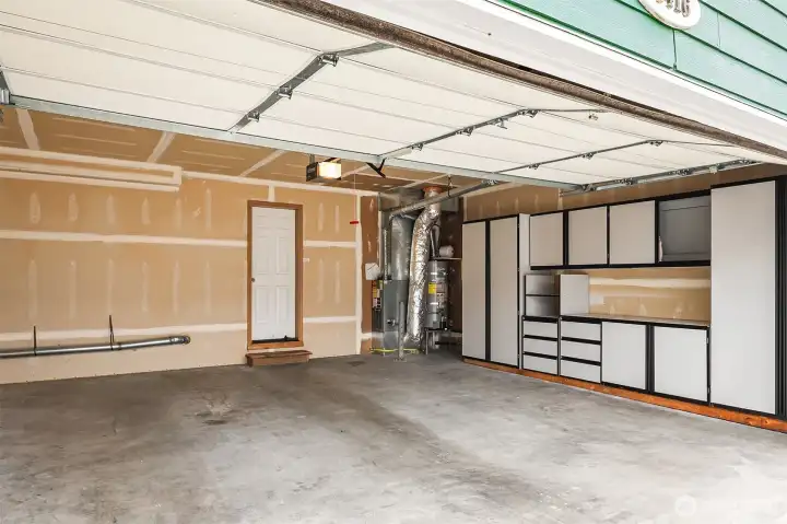 Huge 2 Car Garage w Buildin Storage