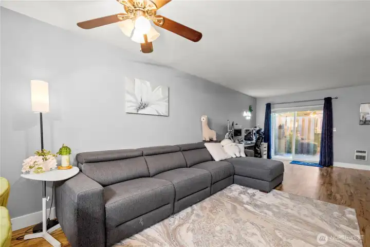 This open space is ideal for entertaining—whether you’re gathering around the table for dinner or relaxing with guests to watch TV. The flexible layout makes it easy to create the perfect setting for any occasion.