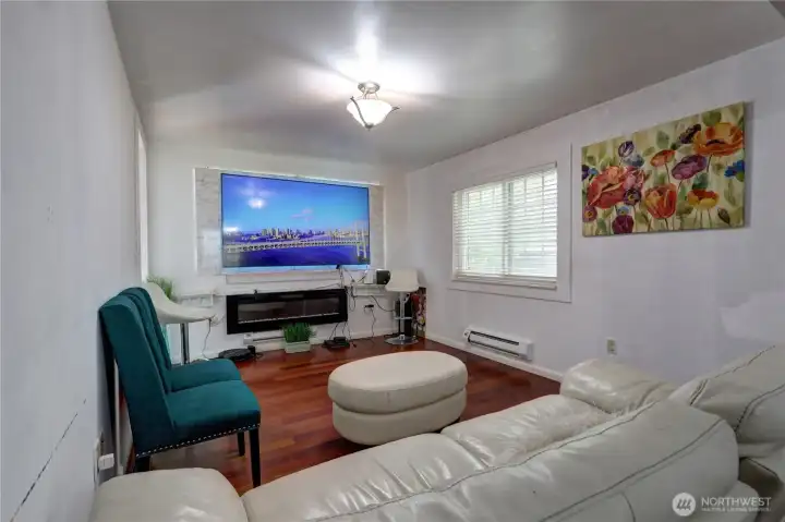 Another photo of the livingroom