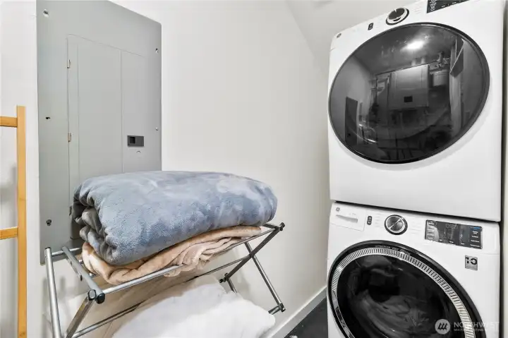 Washer/Dryer included