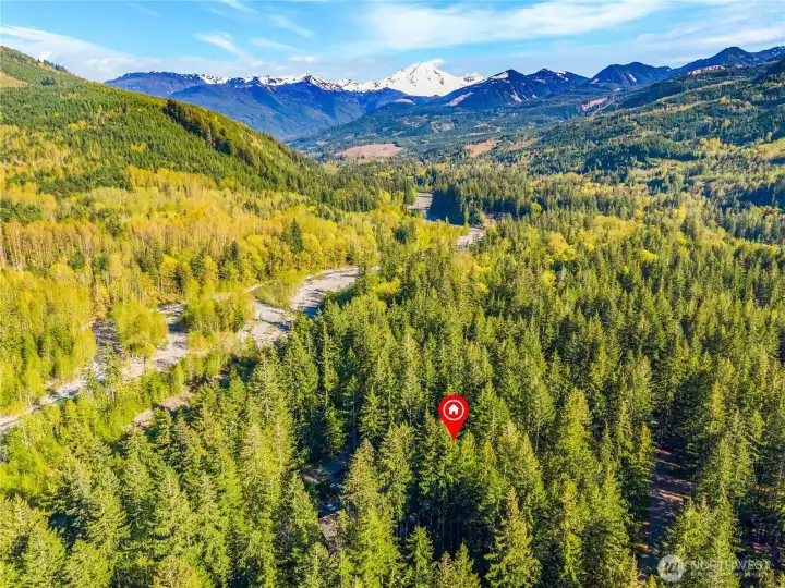 Walking distance to river and trails. Short drive to towns of Glacier and Maple Falls plus Mt Baker Ski Resort