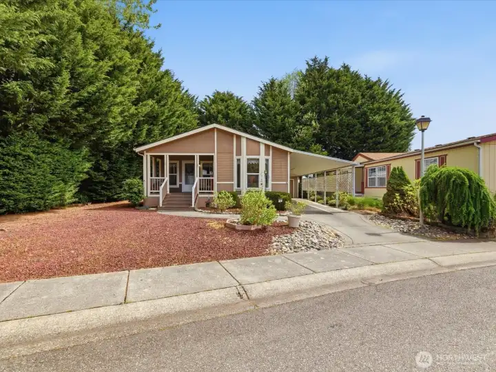 Beautiful single story home in 55+ Community in Everett.