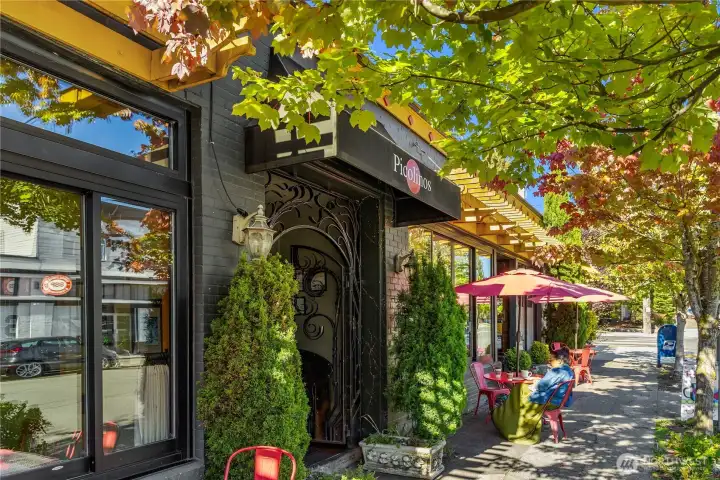 Enjoy a relaxed sidewalk coffee and pastry moment, plus dining at Restaurant Piccolinos close by Enjoy a relaxed sidewalk coffee and pastry moment, plus dining at Restaurant Piccolinos close by