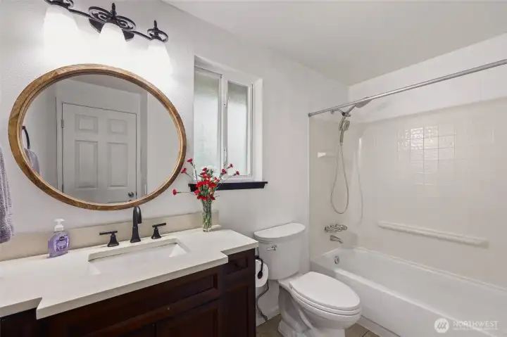 Upstairs full bathroom.