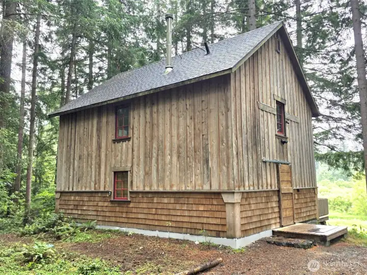 Never lived in! Architecturally designed cabin. Never lived in! Architecturally designed cabin.