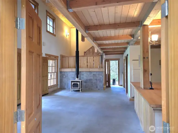 Upper windows bring in lots of natural light Upper windows bring in lots of natural light