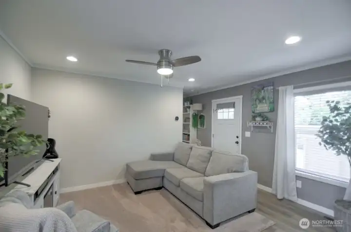 LIVING ROOM / CEILING FAN