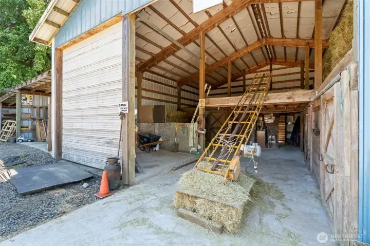 Ample space for hay storage Ample space for hay storage