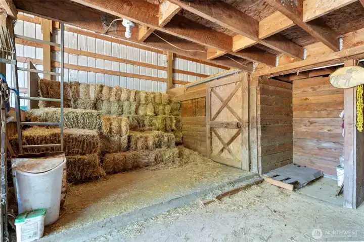 Contains grooming/tack up space and dedicated sawdust storage. Contains grooming/tack up space and dedicated sawdust storage.