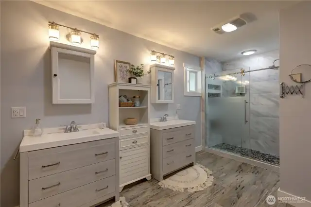 En suite primary bath w/ elegant shower