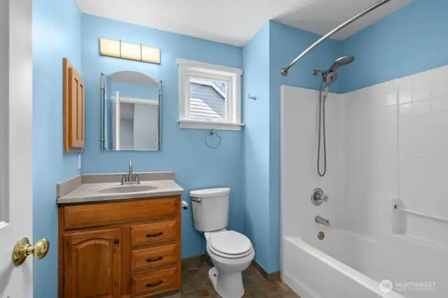 Upstairs main bathroom