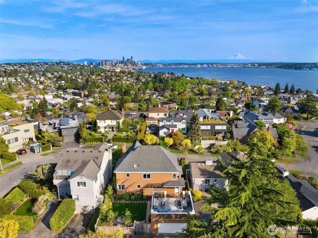 One of a handful of homes perched at the very top of Magnolia's coveted west bluff...bucolic wire-free vistas at every turn.  Scenic Magnolia Boulevard is just a few blocks away, and bustling Magnolia Village amenities are just down the hill.